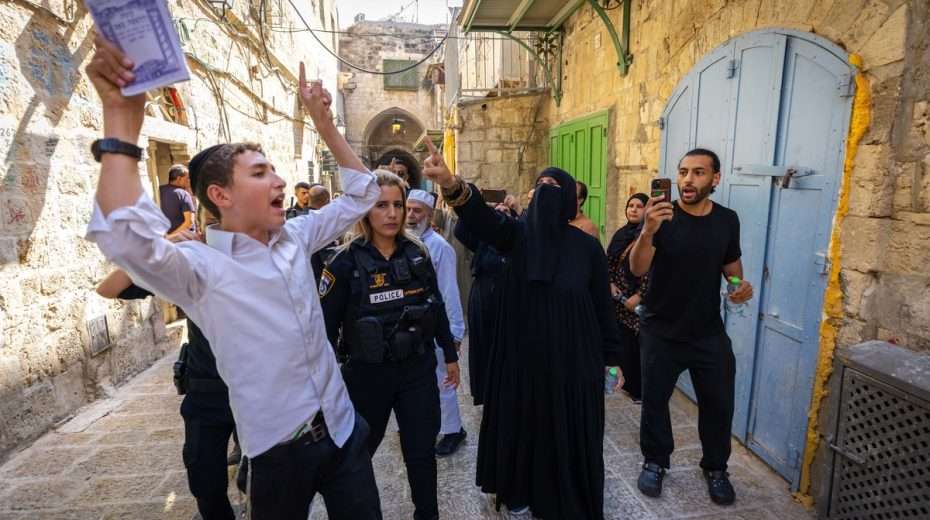 In den engen Gassen der Jerusalemer Altstadt werden religiöse Juden häufig von muslimischen Gegnern und Aggressoren angegriffen.