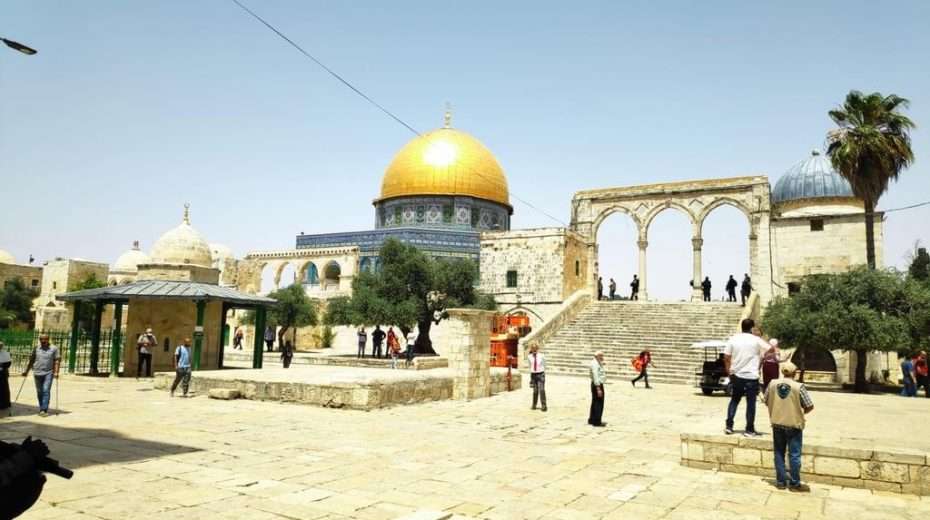 Islamic Trust Truck Caught Dumping Garbage Inside Temple Mount