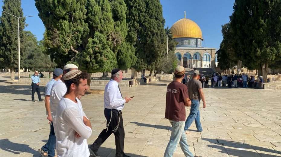 Temple Mount: Jews Ascend, Bow and Are Arrested Jewish men ascend the Temple Mount to mark the start of the month of Elul, a time of soul-searching leading up to the High Holy Days.