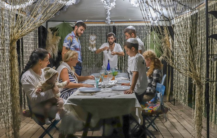 Juden feiern Sukkot in ihrer Laubhütte