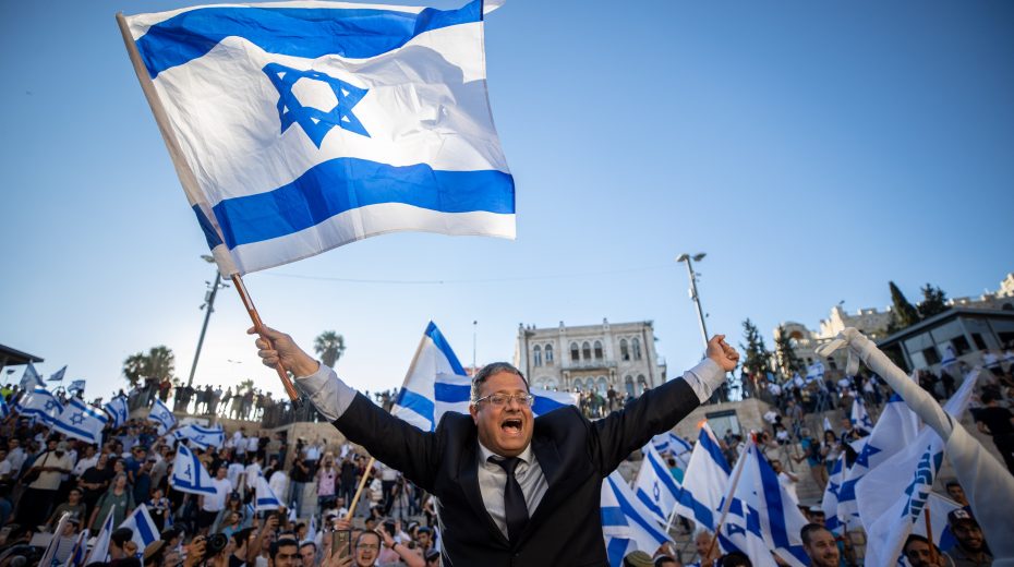 Der Politiker Itamar Ben Gvir tanzt während des Fahnenmarsches am Damaskustor in der Altstadt von Jerusalem.