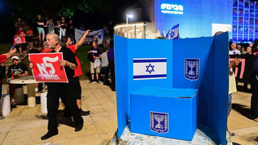 Protesters for and against Likud Party and opposition leader Benjamin Netanyahu at Habima Square in Tel Aviv, Oct. 1, 2022.