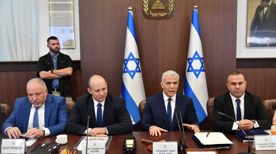 Ministerpräsident Yair Lapid spricht auf der Kabinettssitzung am Donnerstag, auf der das israelisch-libanesische Seehandelsabkommen verabschiedet wurde.