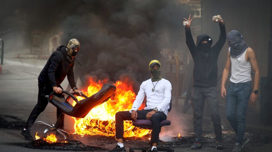 Illustration. Palästinenser greifen Israelis an.