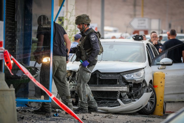 Israelische Sicherheitskräfte bewachen den Schauplatz eines Rammangriffs an der Almog-Kreuzung