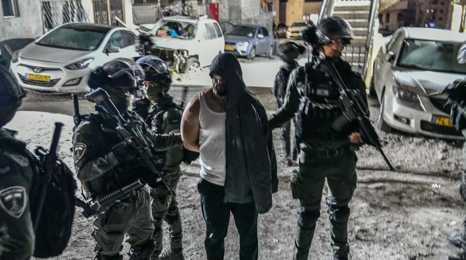 Israelische Sicherheitskräfte nehmen in der Nähe von Jerusalem ein Mitglied der Höhle des Löwen fest.