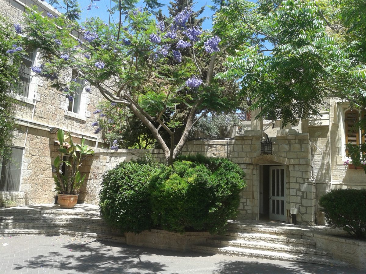 Der wunderschöne Innenhof der Christuskirche in Jerusalem. Foto: Charles Gardner