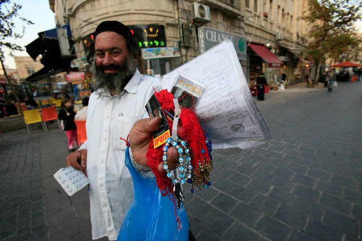 Ein ultraorthodoxer Mann hält ein kleines Flugblatt mit der Aufschrift "Messias" in der Hand und verkauft seine Waren. Wie können wir effektiv für Jeschua und sein Evangelium werben, wenn sogar messianische Juden mit Fake News werben?