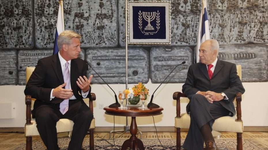Stalwart Israel supporter Rep. Kevin McCarthy (left) with late-Israeli President Shimon Peres in 2011. McCarthy wants to boot anti-Israel voices like Ilhan Omar out of sensitive congressional committees.