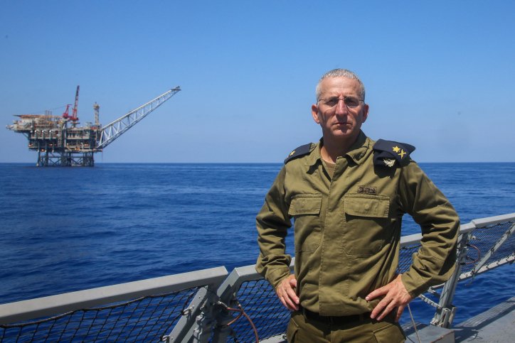 Marinechef Ram Rotberg posiert für ein Foto in der Nähe der israelischen Gasverarbeitungsanlage "Yam Tethys"