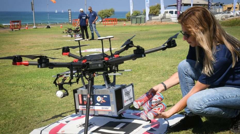 Die dritte von acht Phasen des Pilotprojekts der Nationalen Drohneninitiative zur Schaffung eines nationalen Drohnennetzes. Unter anderem sollen die Drohnen über eine Anwendung Lebensmittel und Medikamente ausliefern können, in Tel Aviv, am 11. Oktober 2021.