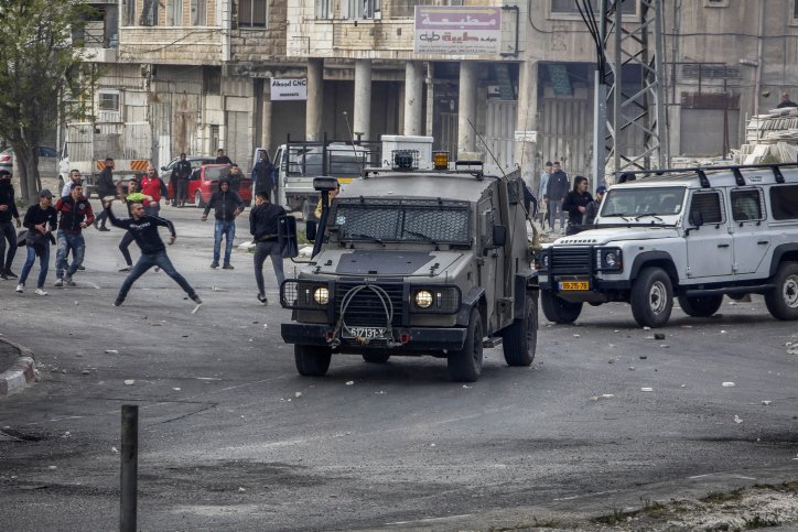 Palästinenser geraten mit israelischen Sicherheitskräften in der Nähe des Josefsgrabs in der Westbankstadt Nablus zusammen
