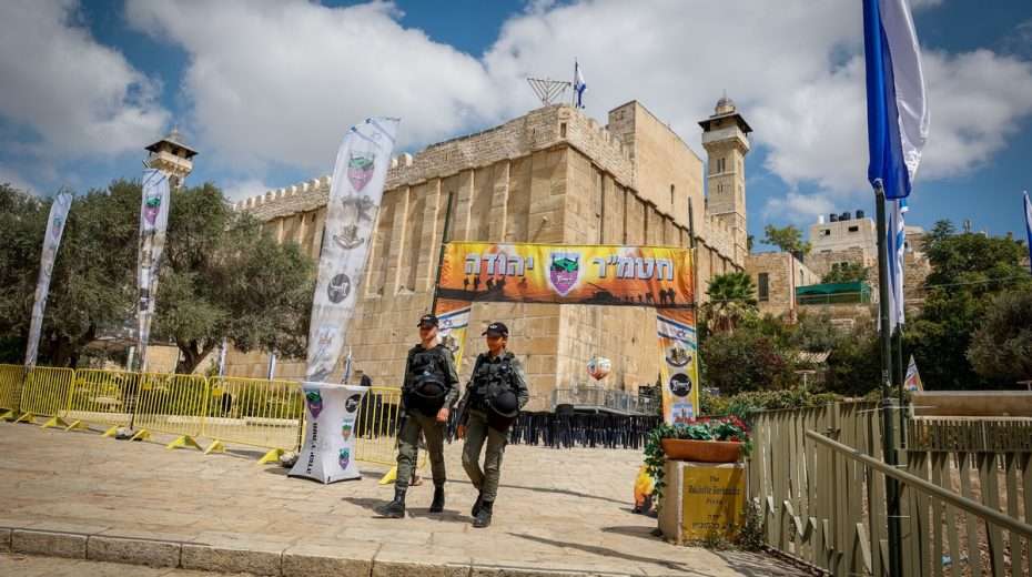 Lange bevor Jerusalem an König David fiel, war Hebron der Ausgangspunkt der jüdischen Geschichte im Gelobten Land. Israelische Sicherheitskräfte bewachen den Eingang der Anlage, in der Abraham, Sarah und die anderen biblischen Patriarchen begraben sind