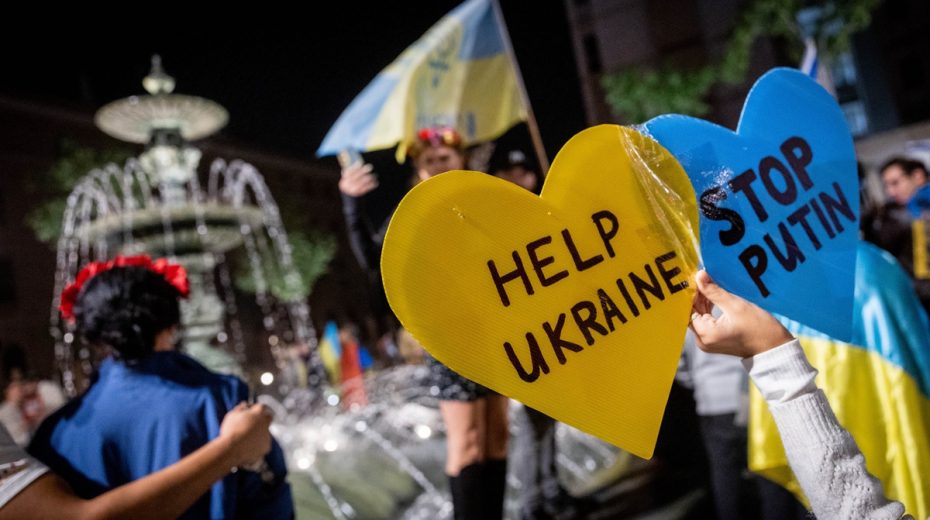 Israelis in der Jerusalemer Innenstadt demonstrieren zur Unterstützung der Ukraine.