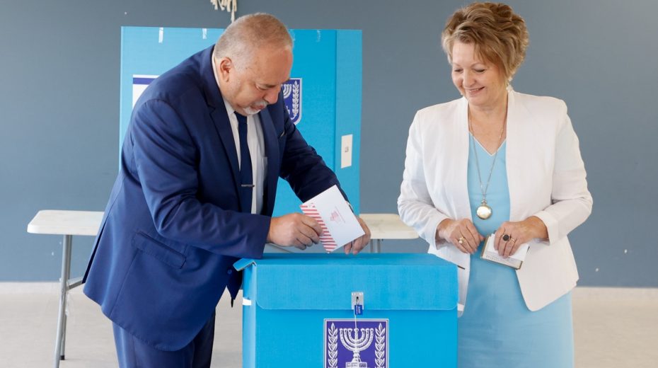 Finanzminister Avigdor Liberman und seine Frau geben ihre Stimmen für die 25. Knesset ab. Ist die Demokratie die einzige praktikable Regierungsform für den Staat Israel?