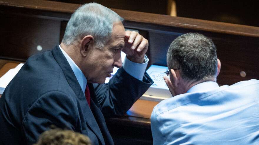 Der Vorsitzende der Likud-Partei, Benjamin Netanjahu, mit dem Likud-Abgeordneten Yariv Levin im Plenarsaal der Knesset am 21. November 2022