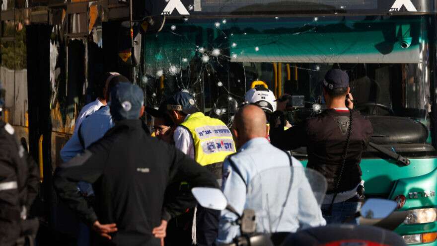 Polizei und Sicherheitskräfte am Tatort eines Terroranschlags am Eingang von Jerusalem, 23. November 2022.