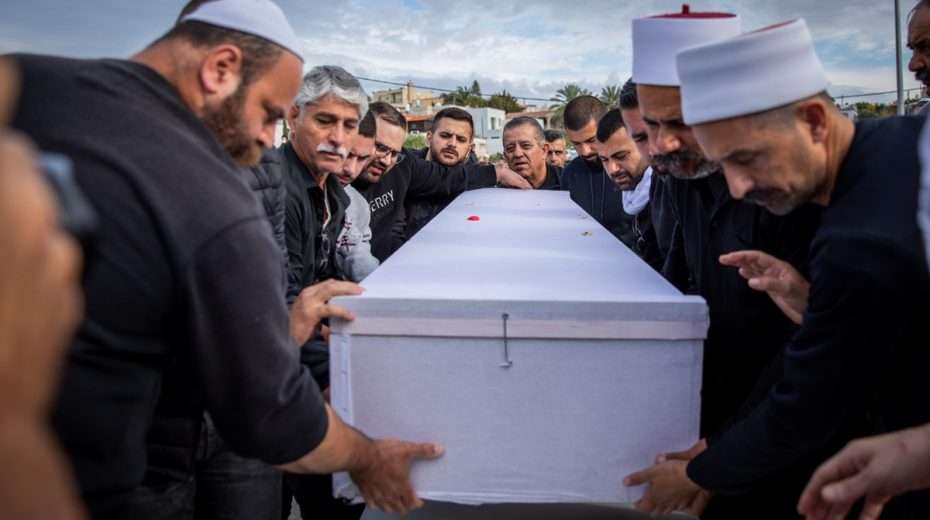 Tiran Fero wird in der drusischen Stadt Dalyat al-Karmel im Norden Israels beigesetzt, nur 24 Stunden nachdem sein Leichnam von bewaffneten Palästinensern geraubt worden war.