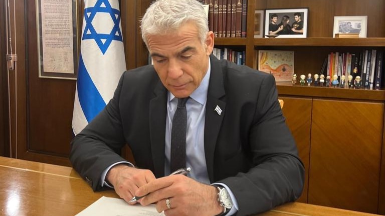 Outgoing Prime Minister Yair Lapid signs an urgent letter to leaders of the world.