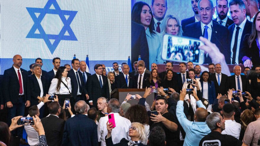 Der Vorsitzende der Likud-Partei, Benjamin Netanjahu, spricht am Abend der israelischen Wahlen zu seinen Anhängern in der Parteizentrale in Jerusalem