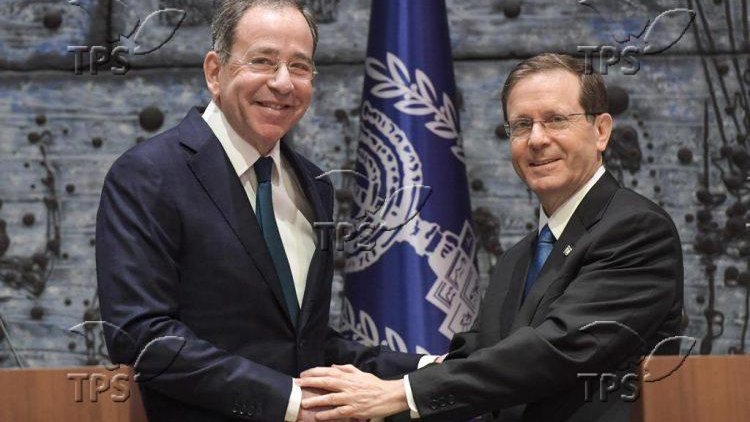 US-Botschafter Thomas Nides (links) mit dem israelischen Präsidenten Isaac Herzog. Nides erklärt, er werde dafür kämpfen, dass Israel die Kontrolle über sein biblisches Kernland nicht ausüben kann.