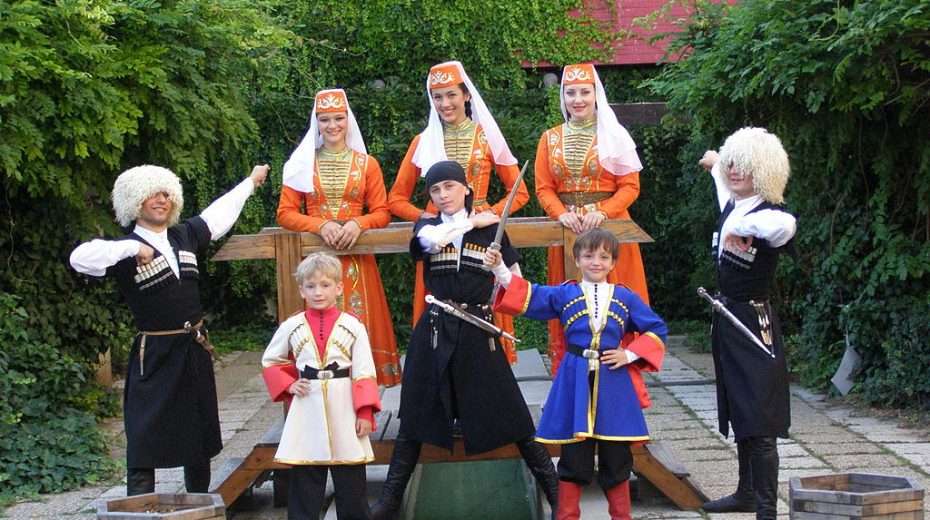 Tscherkessen in ihren traditionellen Trachten, Kfar Kama