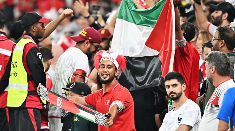 Die palästinensische Flagge ist bei der Fußballweltmeisterschaft in Katar prominent vertreten, obwohl keine palästinensische Mannschaft an dem Turnier teilnimmt.