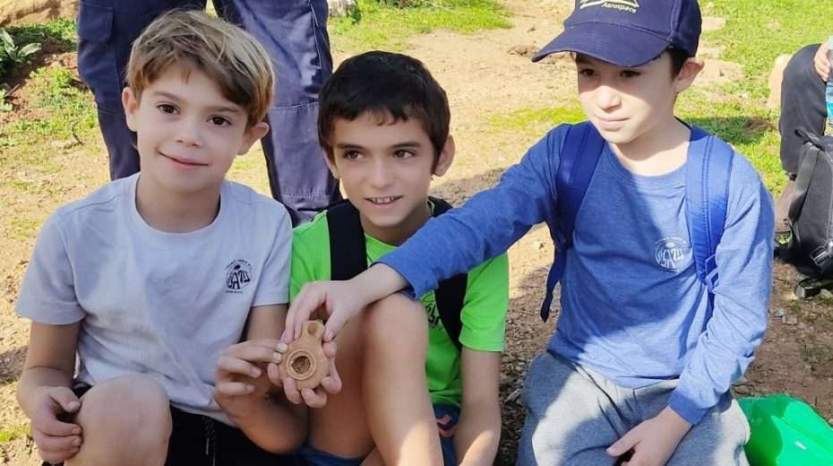 Die drei Jungen streiften durch den Kibbuz, als sie die Kerze sahen, die aus dem Boden ragte.
