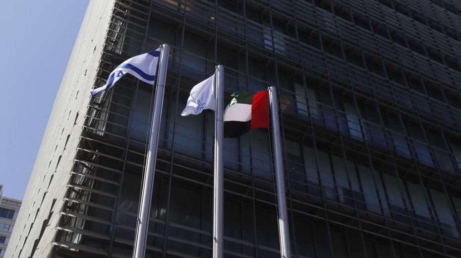 Die Flagge der Vereinigten Arabischen Emirate weht neben der israelischen Flagge vor der emiratischen Botschaft in Tel Aviv.