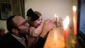 Eine jüdische Familie entzündet die Chanukka (Menora) im Jerusalemer Stadtteil Nachlaot