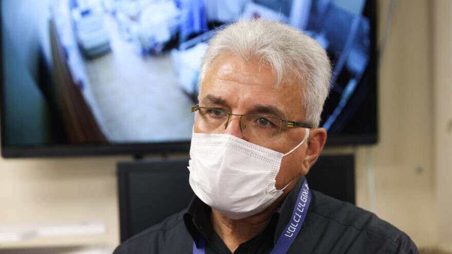 Coronavirus-Projektkoordinator Prof. Salman Zarka während eines Besuchs von Gesundheitsminister Nitzan Horowitz im Ziv Medical Center in Safed