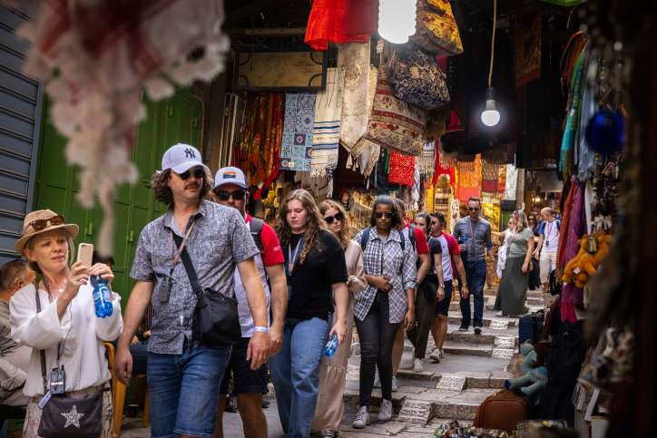 Französische Touristen machen einen Rundgang durch die Altstadt von Jerusalem und fühlen sich sicher.