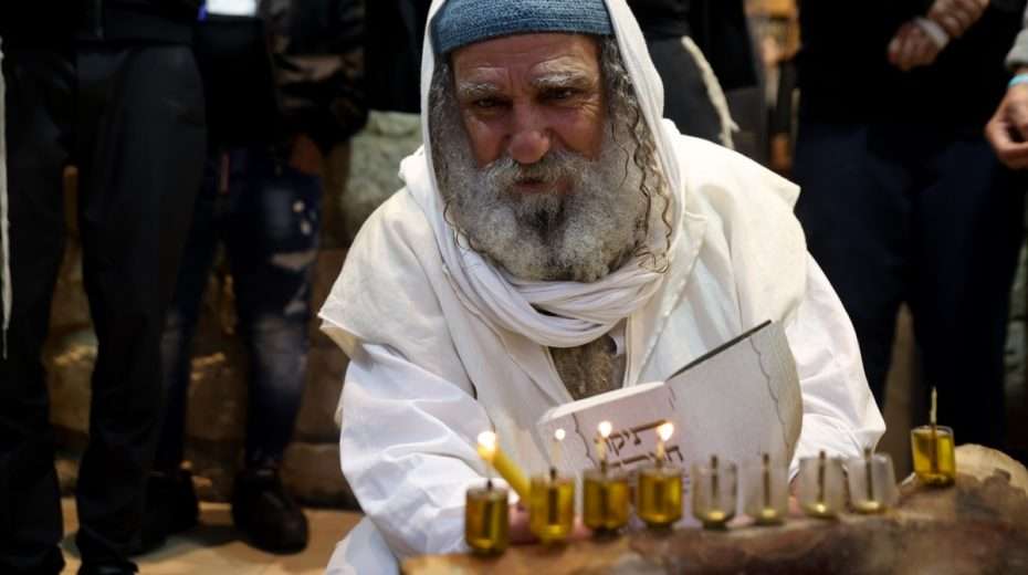 Chanukka steht vor der Tür, und wir werden daran erinnert, wie das Abgleiten der modernen Gesellschaft in den Hedonismus die schlimme Situation im alten Israel widerspiegelt.