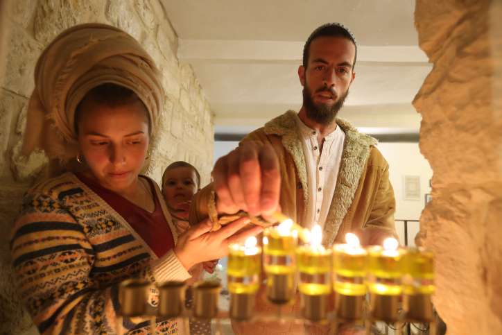 Eine jüdische Familie zündet die fünfte Kerze während des jüdischen Chanukka-Festes in Tzfat