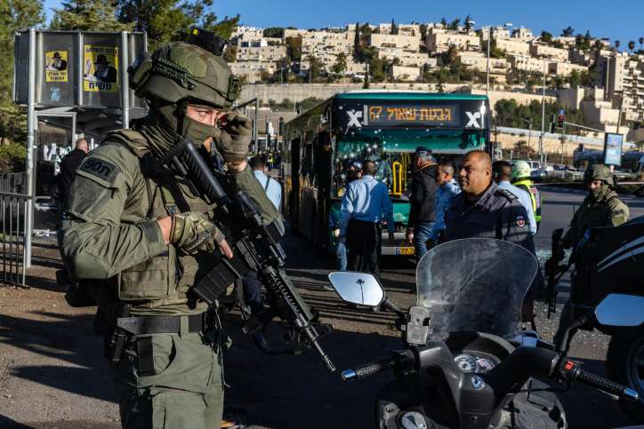 Polizei und Sicherheitspersonal am Schauplatz des Terroranschlags in Jerusalem, am 23. November 2022.