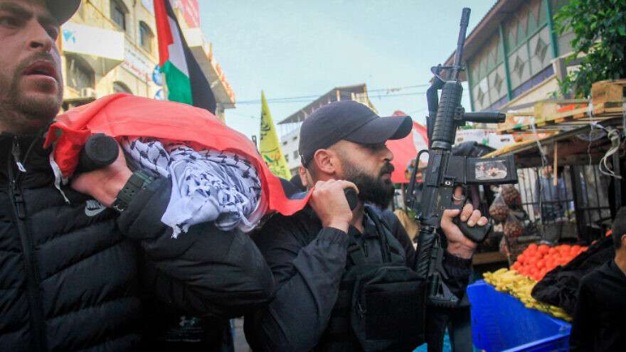 Palästinensische Bewaffnete und Trauernde nehmen an der Beerdigung der 16-jährigen Jana Zakarneh teil, die in der Nacht zuvor bei einer IDF-Razzia in Dschenin getötet wurde, 12. Dezember 2022