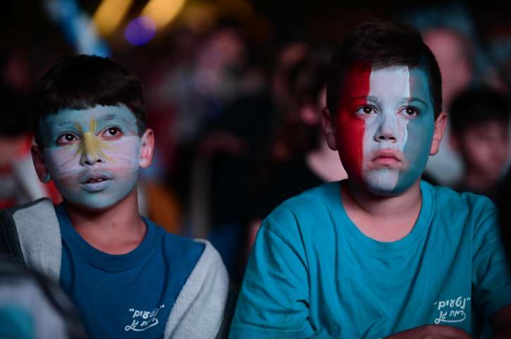 Fans verfolgen das Endspiel der Fußballweltmeisterschaft 2022 in Katar zwischen Argentinien und Frankreich in Ramat Gan
