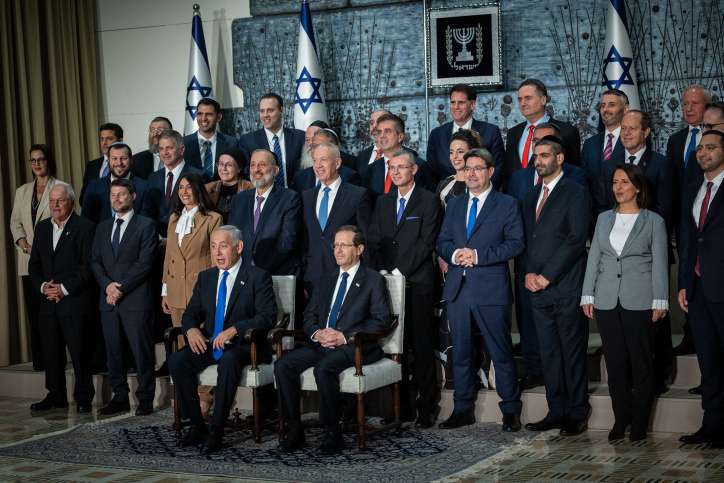 Der israelische Staatspräsident Isaac Herzog und der israelische Ministerpräsident Benjamin Netanjahu posieren für ein Gruppenfoto der neuen Regierung mit israelischen Ministern in der Präsidentenresidenz in Jerusalem, am 29. Dezember 2022