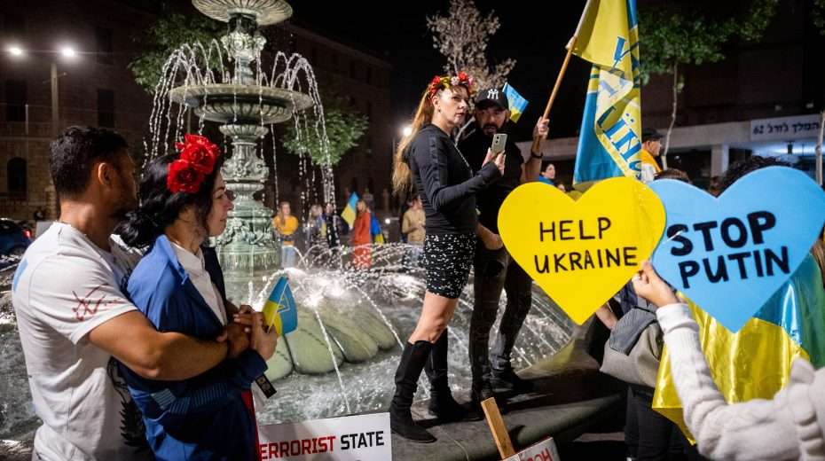 Demonstranten tragen Plakate und Fahnen während einer Demonstration gegen den russischen Einmarsch in der Ukraine - Jerusalem, 22. Oktober 2022