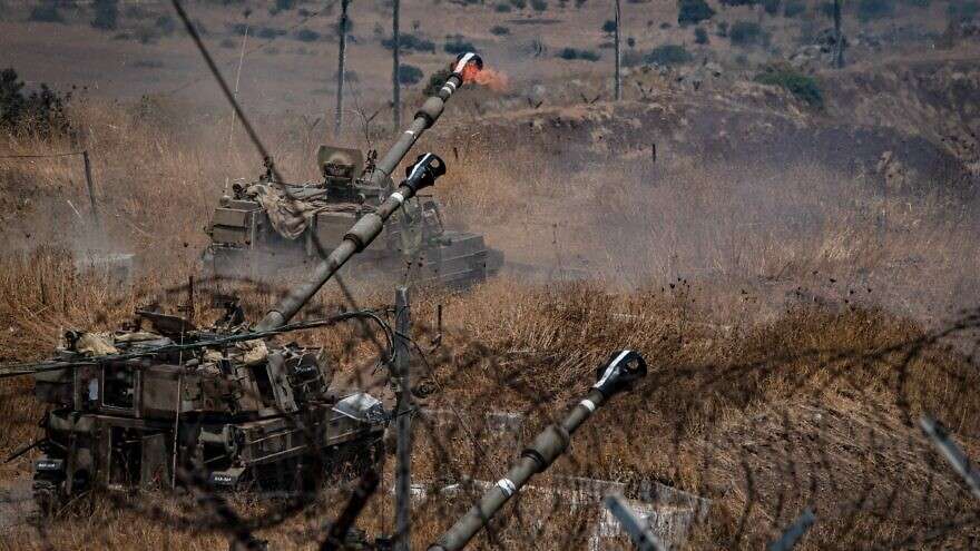 Das Artilleriekorps der IDF feuert aus der Nähe der Grenze auf den Libanon, nachdem die Hisbollah am 6. August 2021 19 Raketen auf Israel abgefeuert hatte