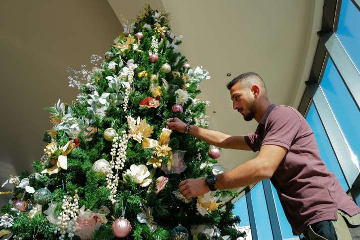 Vor der Weihnachtszeit schmücken die Mitarbeiter des Magdala-Hotels ihre Lobby mit einem riesigen Weihnachtsbaum und Krippenfiguren. Das Hotel befindet sich auf einer archäologischen Stätte aus dem ersten Jahrhundert, der antiken Stadt Magdala, die kürzlich am Ufer des Sees Genezareth entdeckt wurde.