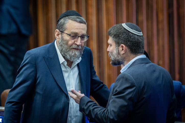 Der Abgeordnete Bezalel Smotrich spricht mit dem Abgeordneten Moshe Gafni während der Abstimmung über den neuen Knessetsprecher in der Aula der Knesset am 13. Dezember 2022.