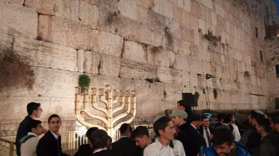 An der Westmauer in der ersten Nacht von Chanukka, 18. Dezember 2022