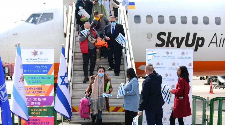 Ukrainische jüdische Einwanderer kommen am 20. Februar 2022 im Rahmen einer Alija aus der Ukraine am Ben-Gurion-Flughafen in Tel Aviv, Israel, an.