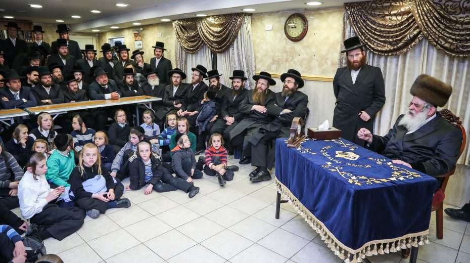 Ultraorthodoxe Juden aus der chassidischen Dynastie der Vizhnitz zünden in der zweiten Nacht des jüdischen Chanukka-Festes in Beit Shemesh am 7. Dezember 2015 Kerzen an.