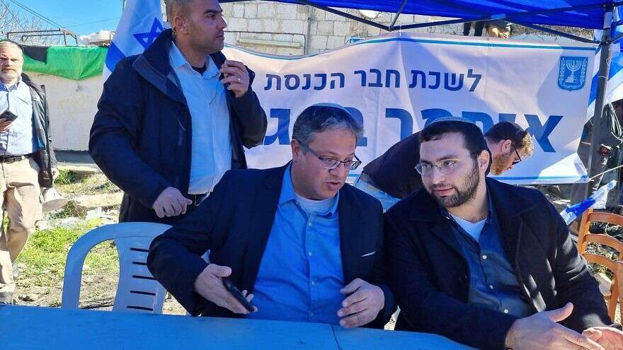 Der Knessetabgeordnete Itamar Ben-Gvir richtet ein behelfsmäßiges Parlamentsbüro im Jerusalemer Ostviertel Sheikh Jarrah ein. Kredit: Mit freundlicher Genehmigung von Itamar Ben-Gvir.