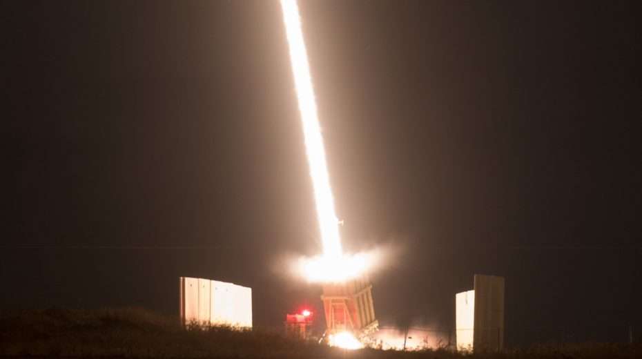Israels Iron Dome hat sich als sehr wirksam erwiesen, ist aber immer noch sehr teuer im Betrieb, so dass Terroristen mit ihren billigen selbstgebauten Raketen wirtschaftlich die Oberhand behalten.