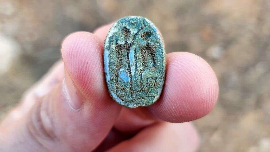 Ein 3000 Jahre alter Skarabäus, der bei einem Schulausflug nach Azor, südöstlich von Tel Aviv, Israel, entdeckt wurde.