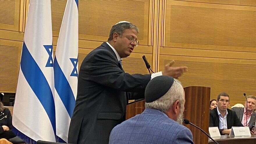 Der umstrittene nationalistische israelische Gesetzgeber Itamar Ben-Gvir spricht bei einer Versammlung christlicher Medienvertreter in Jerusalem.