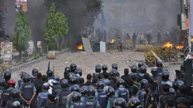 Die Islamisten Hefazat-e-Islam konfrontieren die Polizei in Bangladesch
